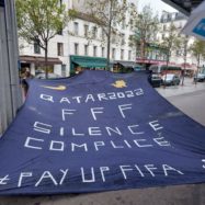 Qatar 2022 : action coup de poing devant la FFF, les jeunes communistes interpellent Noël le Graët sur son silence. 